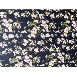 Japonais fleurs de printemps sur noir